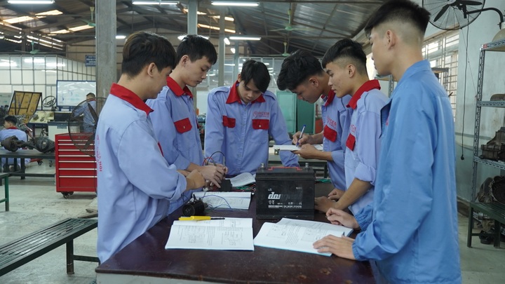 Trường nghề mở ngành mới đẩy mạnh tuyển sinh - 1
