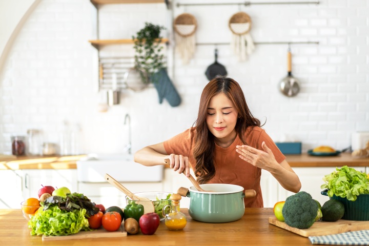 Năm 2025, giảm số giờ làm nội trợ, chăm sóc gia đình không lương của phụ nữ - 1