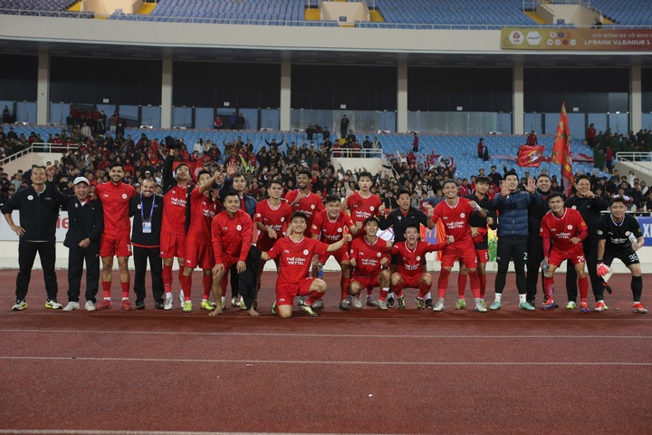 Kết thúc lượt đi V-League 2024 - 2025: Nóng cuộc đua trụ hạng - 1