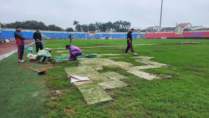 Hàng loạt sân V-League xuống cấp, VPF “tuýt còi” - 1