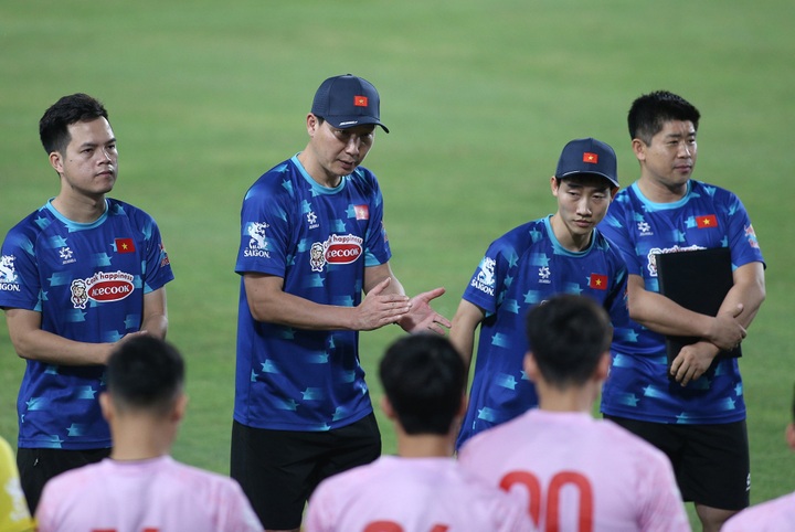 Bóng đá Việt Nam bắt đầu “nóng” - 1