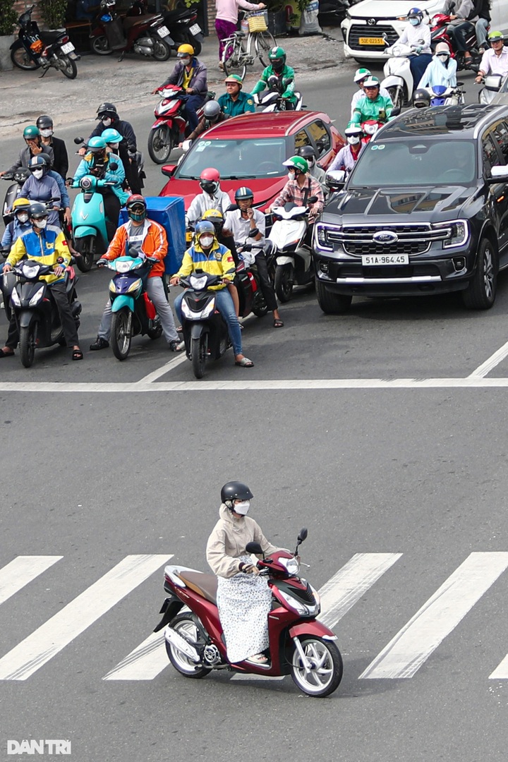 Traffic violations rampant in HCM City - 8 Traffic violations rampant in HCM City - 8