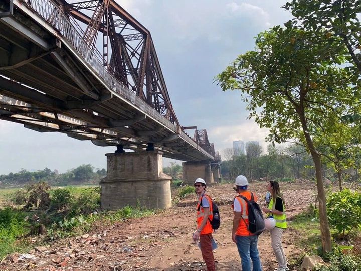 French experts work on Long Bien Bridge restoration project - 1 French experts work on Long Bien Bridge restoration project - 1