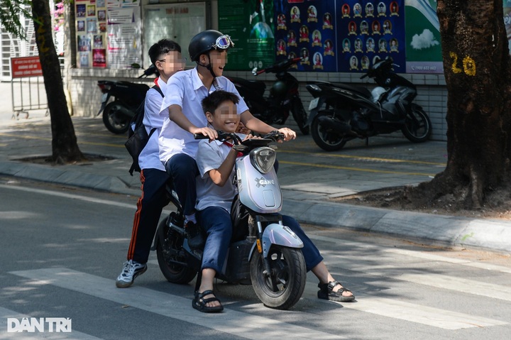 Hanoi students rampantly violate traffic laws - 2 Hanoi students rampantly violate traffic laws - 2