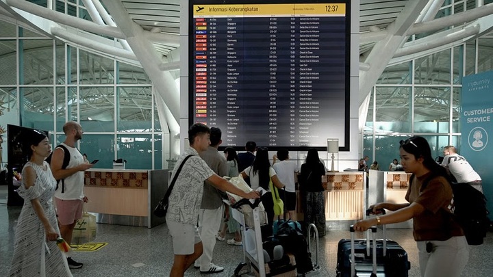 Airlines ground Bali flights after volcano erupts - 1 Airlines ground Bali flights after volcano erupts - 1