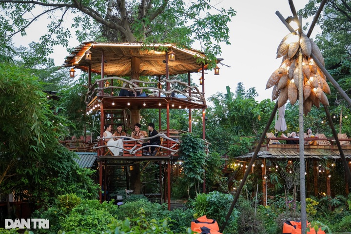 Tropical rainforest-style coffee shop draws customers - 1 Tropical rainforest-style coffee shop draws customers - 1