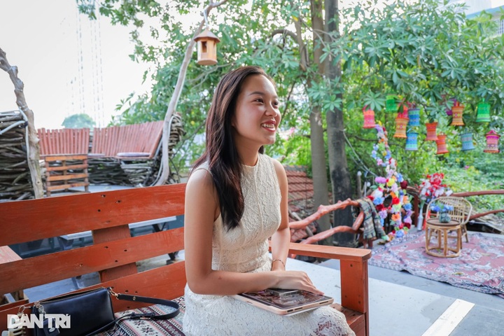 Tropical rainforest-style coffee shop draws customers - 4 Tropical rainforest-style coffee shop draws customers - 4