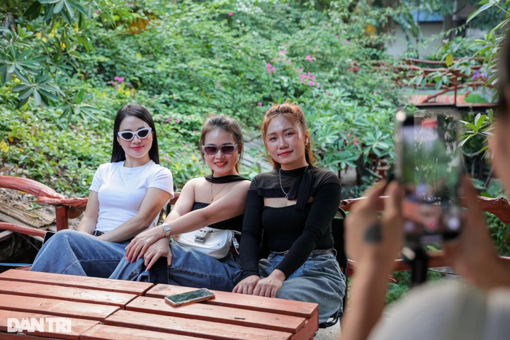 Tropical rainforest-style coffee shop draws customers - 6 Tropical rainforest-style coffee shop draws customers - 6