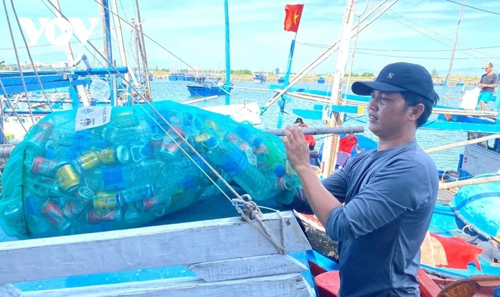 Phu Yen fishermen actively join rubbish collection campaign - 1