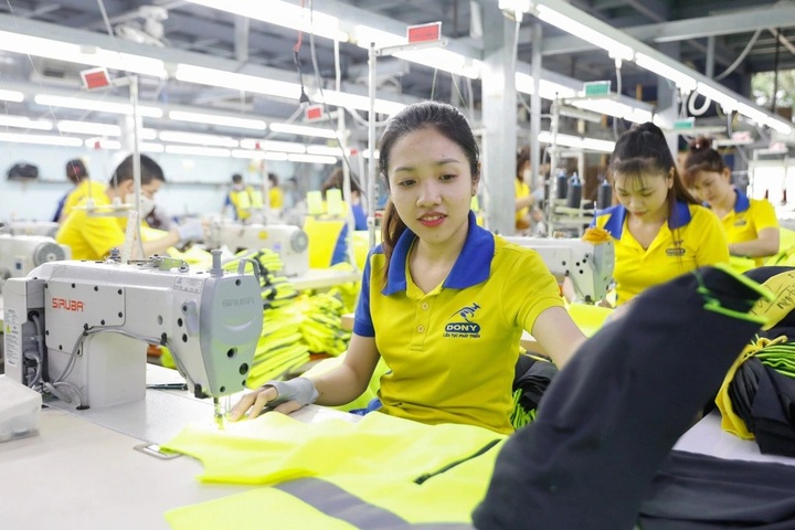 HCM City needs 63,000 workers for year-end orders - 1