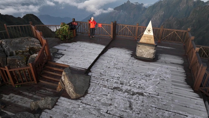 Frost appears on Mount Fansipan for first time this winter - 2 Frost appears on Mount Fansipan for first time this winter - 2