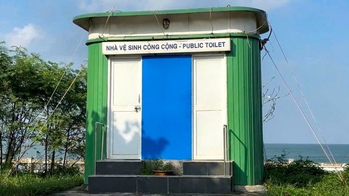 Public toilets at Danang beach leave tourists displeased - 1