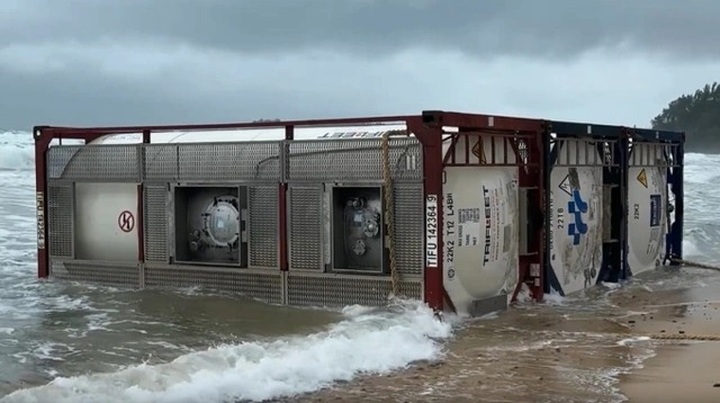 Three metal tanks drift onto Quang Ngai beach - 1