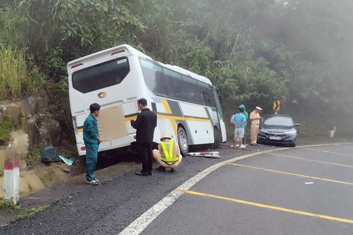 Tourist bus crashes in Nha Trang, injuring two - 1 Tourist bus crashes in Nha Trang, injuring two - 1