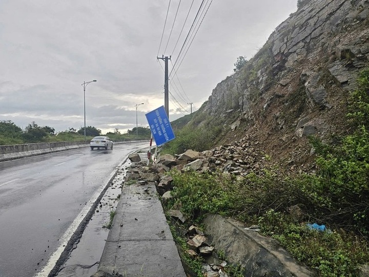 Heavy rains trigger landslides on Nha Trang roads - 1 Heavy rains trigger landslides on Nha Trang roads - 1