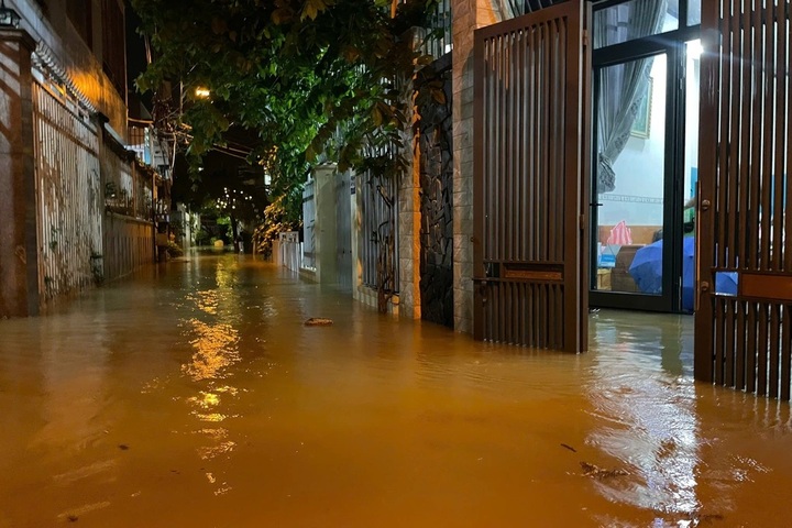 Floods hit Nha Trang, submerging many areas - 2 Floods hit Nha Trang, submerging many areas - 2