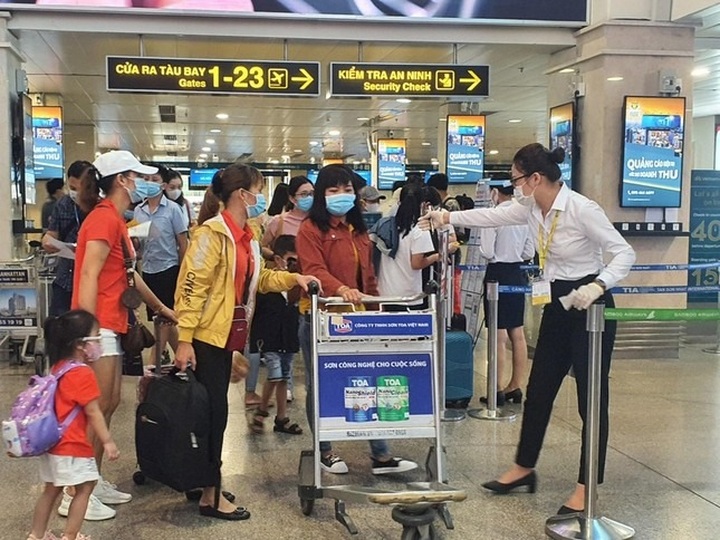 Vietnamese airports serve 109 million passengers this year - 1