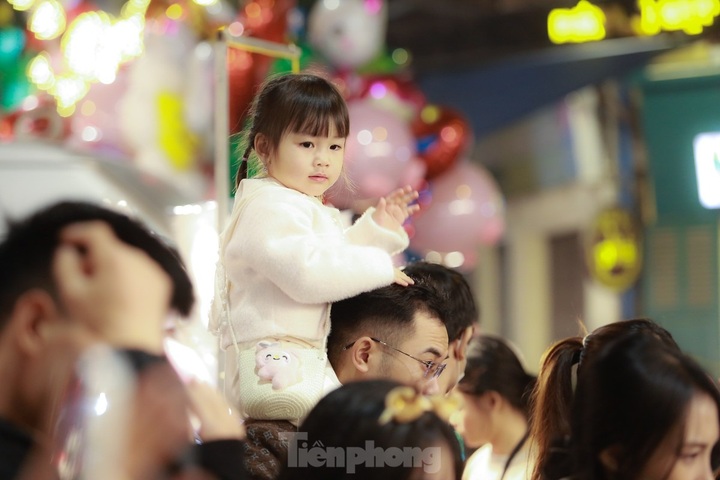 Christmas spirit fills Hanoi streets - 8 Christmas spirit fills Hanoi streets - 8