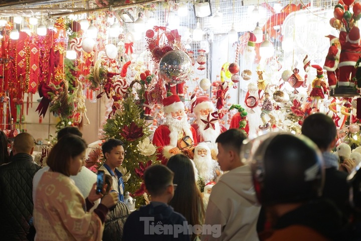 Christmas spirit fills Hanoi streets - 7 Christmas spirit fills Hanoi streets - 7
