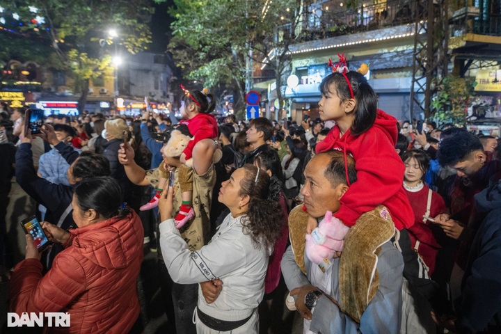 Crowds embrace Christmas cheer - 2 Crowds embrace Christmas cheer - 2