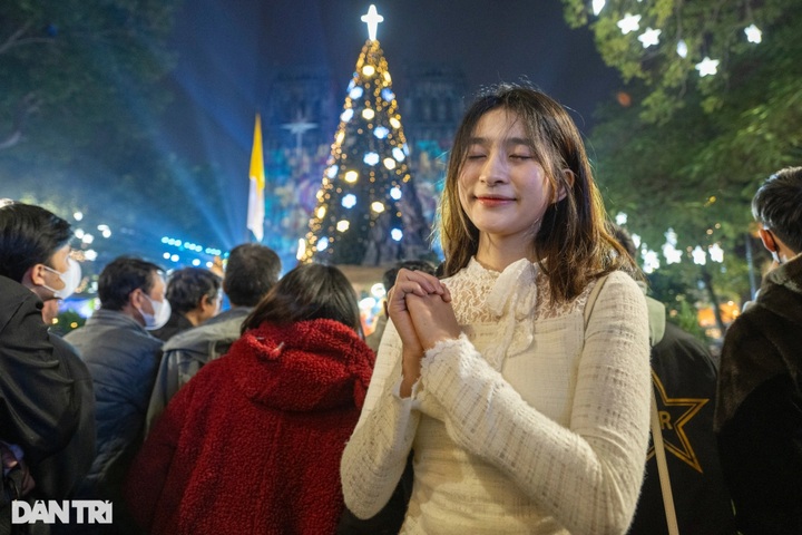 Crowds embrace Christmas cheer - 4 Crowds embrace Christmas cheer - 4