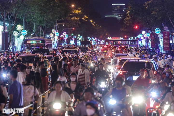 Crowds embrace Christmas cheer - 9 Crowds embrace Christmas cheer - 9