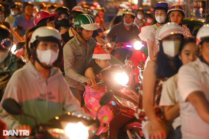 Crowds embrace Christmas cheer - 11 Crowds embrace Christmas cheer - 11