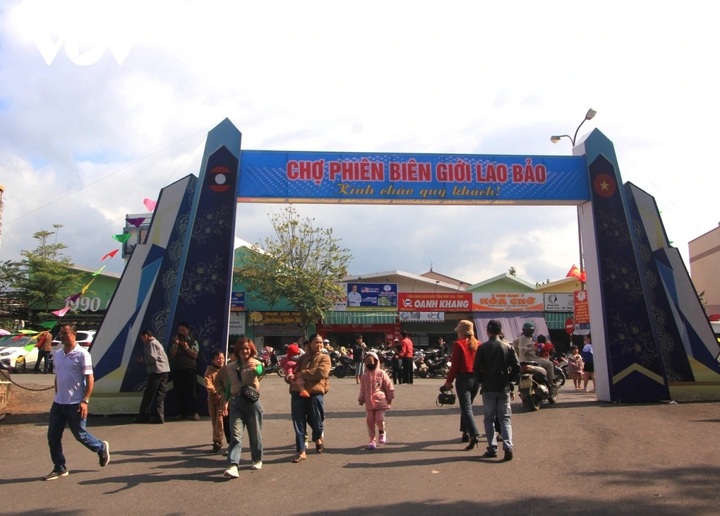 Bustling vibe of Vietnam-Laos border Tet Market - 2 Bustling vibe of Vietnam-Laos border Tet Market - 2