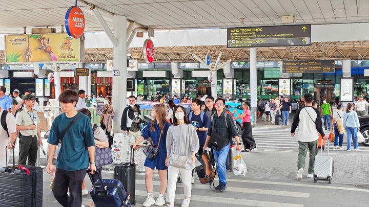 HCM City's airport reports annual surge in international passengers - 1