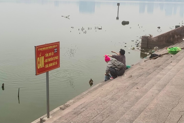 Hanoi lake reveals huge waste in dry season - 4