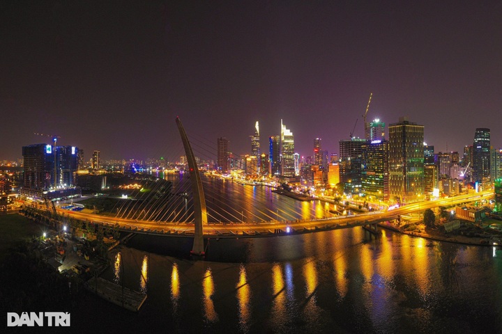 New lighting installed on HCM City bridge - 1 New lighting installed on HCM City bridge - 1