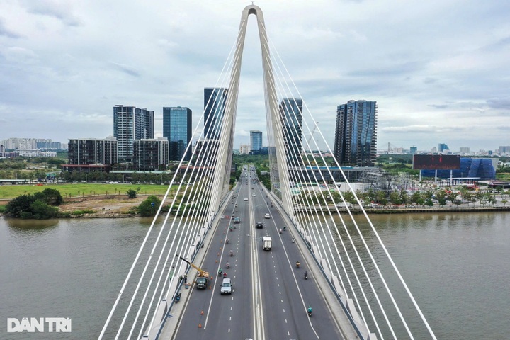New lighting installed on HCM City bridge - 3 New lighting installed on HCM City bridge - 3