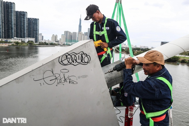 New lighting installed on HCM City bridge - 2 New lighting installed on HCM City bridge - 2