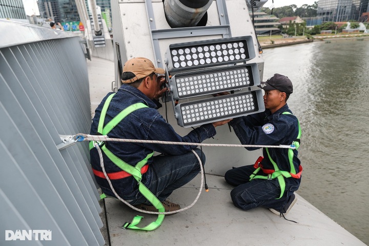 New lighting installed on HCM City bridge - 4 New lighting installed on HCM City bridge - 4