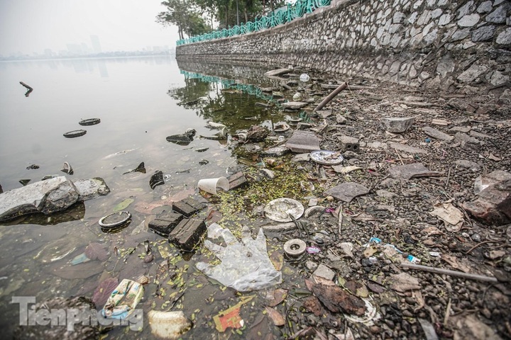 Hanoi lake reveals huge waste in dry season - 6