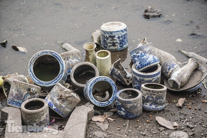 Hanoi lake reveals huge waste in dry season - 2