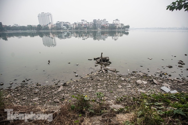 Hanoi lake reveals huge waste in dry season - 1