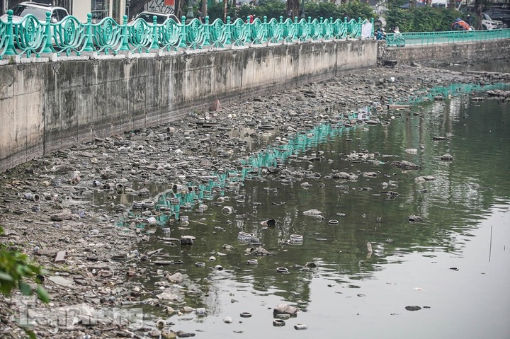 Hanoi lake reveals huge waste in dry season - 7