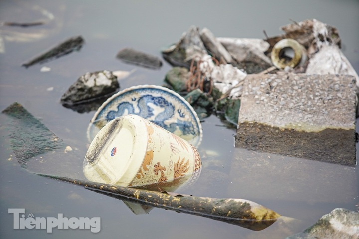 Hanoi lake reveals huge waste in dry season - 8