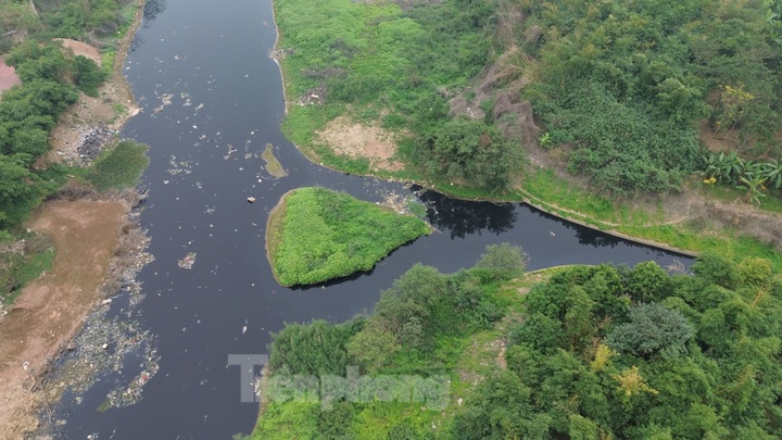 Hanoi river struggles with severe pollution - 6