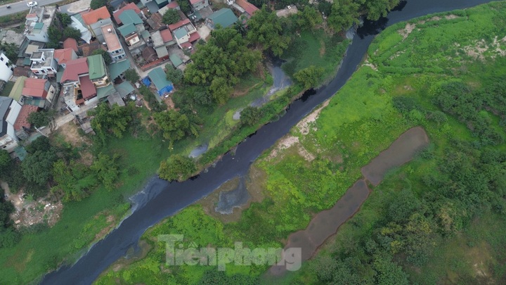Hanoi river struggles with severe pollution - 4