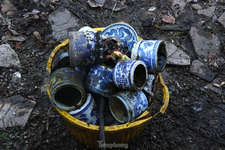 Hanoi collects West Lake rubbish - 3