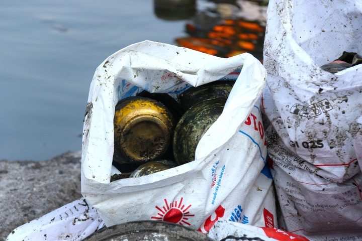 Hanoi collects West Lake rubbish - 4