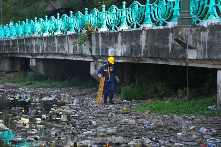 Hanoi collects West Lake rubbish - 2