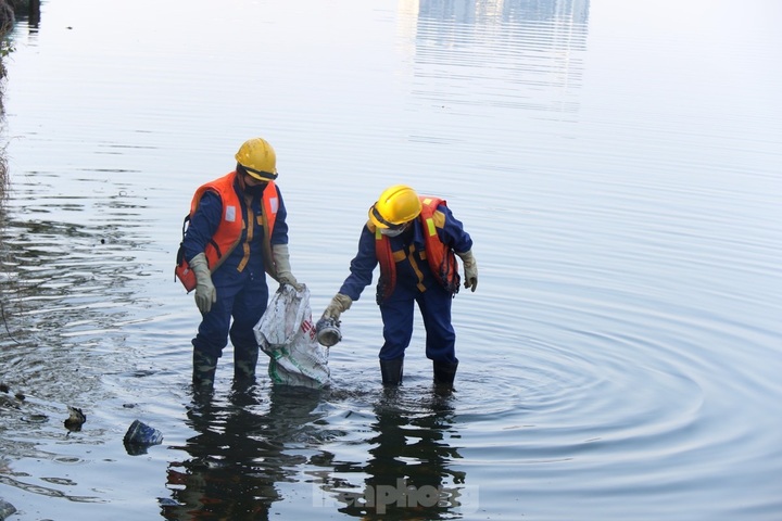 Hanoi collects West Lake rubbish - 5