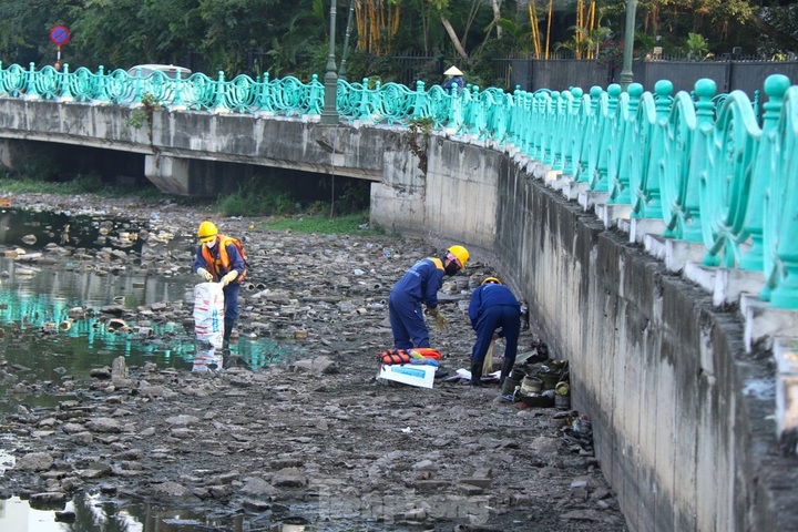 Hanoi collects West Lake rubbish - 1