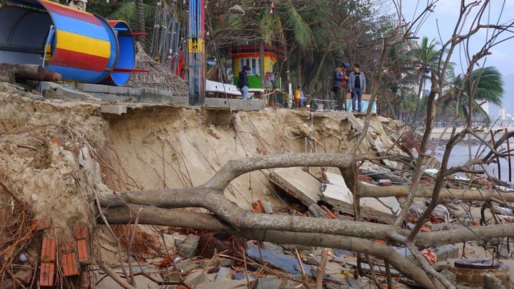 Severe coastal erosion ravages Danang beachfront - 2
