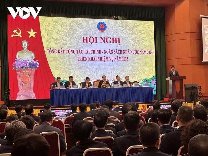 State budget revenue exceeds VND2 quadrillion for the first time - 1