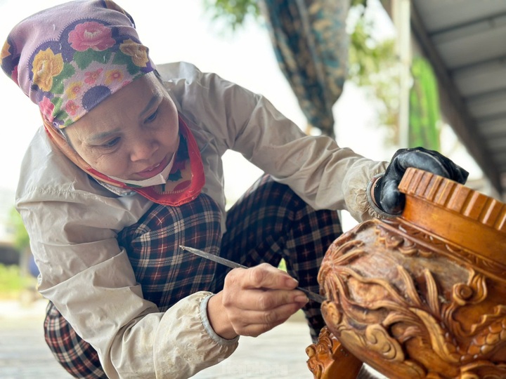Hundred-year-old carpentry village gears up for Tet - 2