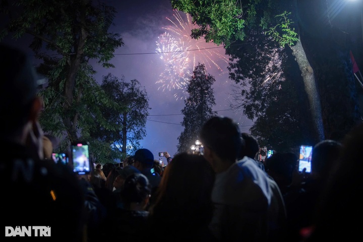 Vietnam's major cities display fireworks to welcome New Year - 2 Vietnam's major cities display fireworks to welcome New Year - 2